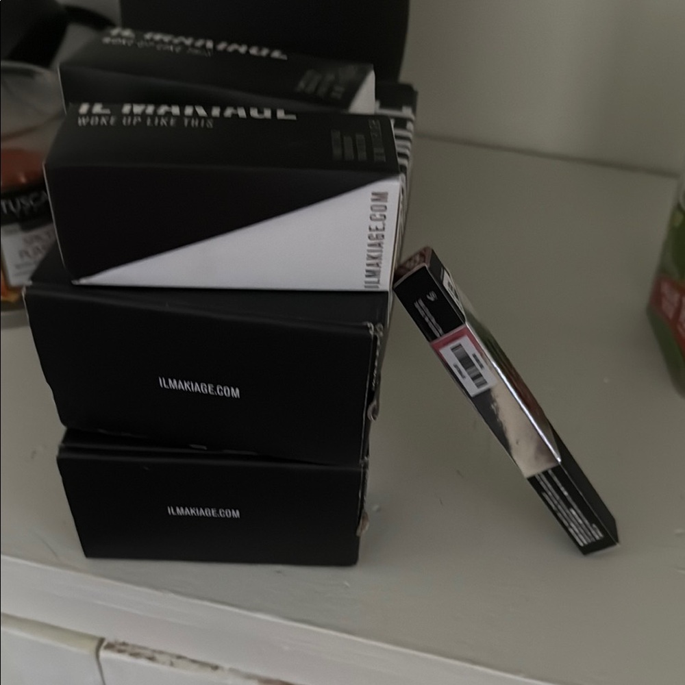 IL MAKIAGE Woke Up Like This Foundation ( you get 4)